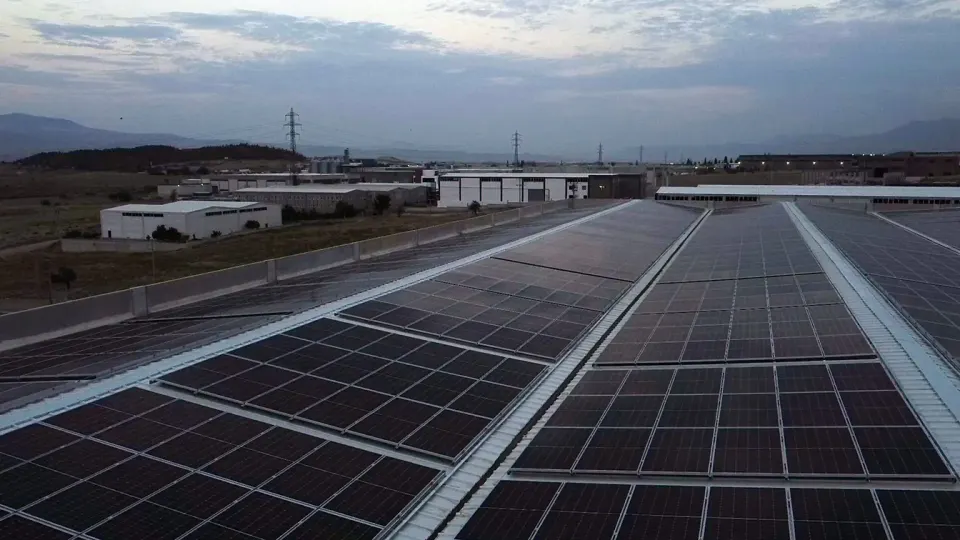 Akkozak Tekstil güneş enerjisi GES projesi - kurulum görseli 2