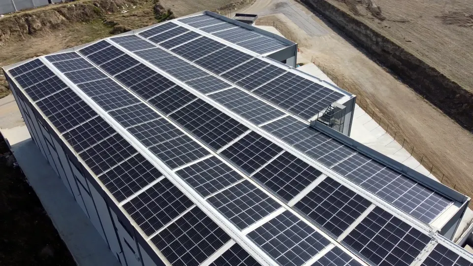 Akkozak Tekstil güneş enerjisi GES projesi - kurulum görseli 3